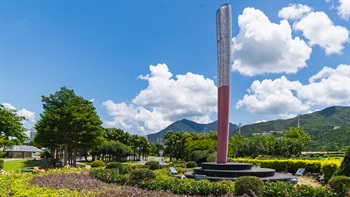 佔地約八公頃的彭福公園位於沙田馬場中央。<br /><br />彭福公園在2008年北京奧運期間，是奧運馬術比賽賽駒的訓練場地。公園在賽後展出了多項具紀念價值的奧運展品，包括香港奧運聖火火盆。